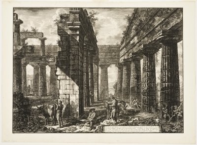 Vista interna dei resti di uno dei pronaoi del Tempio di Nettuno che guarda verso l