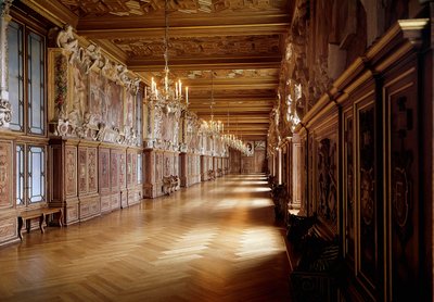 Architettura rinascimentale: vista della galleria di Francesco I al castello di Fontainebleau realizzata da Rosso Fiorentino con la collaborazione di Primaticcio dal 1523 da Giovanni Battista Rosso Fiorentino