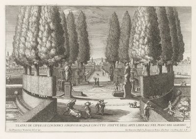Cerchio di cipressi nei giardini della Villa d