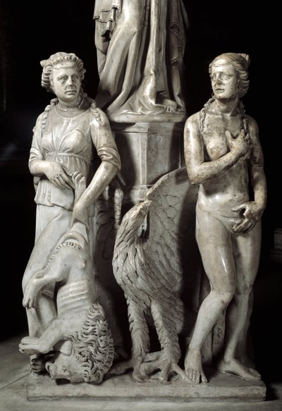 Dettaglio dei gruppi scolpiti che sostengono la cattedra realizzata da Giovanni Pisano: due virtù cardinali (dettaglio) da Giovanni Pisano