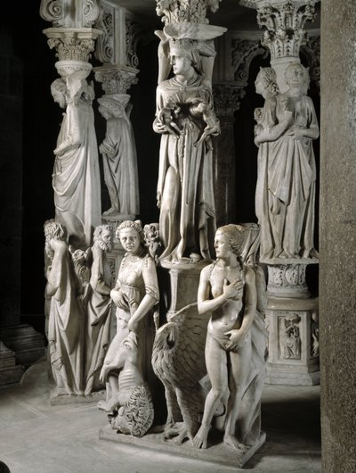 Dettaglio dei gruppi scolpiti che sostengono la cattedra realizzata da Giovanni Pisano: la Chiesa nutre i suoi figli e due delle quattro virtù cardinali (dettaglio) da Giovanni Pisano