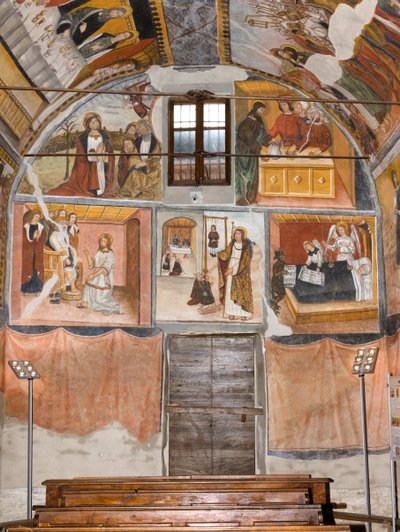 La porta principale della Cappella Botoneri con i dipinti che raffigurano la Passione di Cristo da Giovanni di Cherasco Botoneri