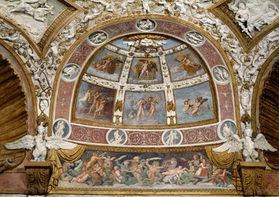 Camera delle Aquile (dettaglio del soffitto con fregio di battaglia tra tritoni e centauri, lunetta sopra con scene mitologiche e decorazioni in stucco) da Giulio Romano