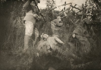 Simulazione di un assalto in una trincea del Carso durante la Prima Guerra Mondiale da Giuseppe Gentilini