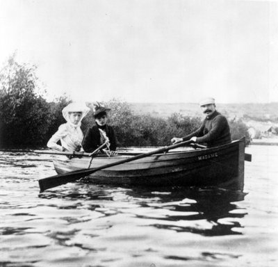 Guy de Maupassant in una barca con Genevieve Straus e Colette Dumas Lippman, c.1889 da Giuseppe Primoli