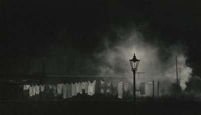 Filo per stendere i panni e fumo del treno di notte da Godfrey Macdominic