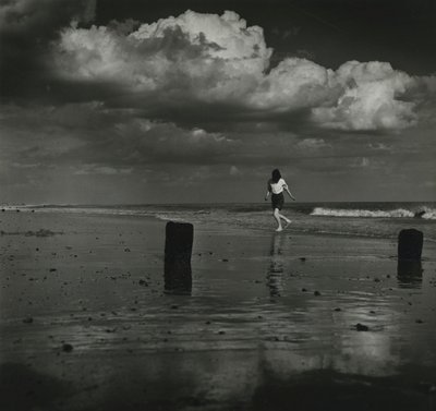 Bambino che gioca con le onde in spiaggia da Godfrey Macdominic