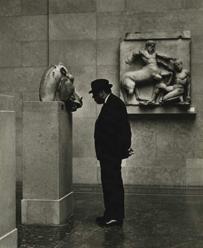Uomo che guarda sculture al British Museum, Londra anni 1950 da Godfrey Macdominic