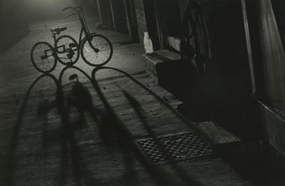 Sagoma di un triciclo di notte da Godfrey Macdominic