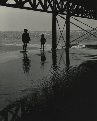 Due bambini che giocano sulla spiaggia da Godfrey Macdominic
