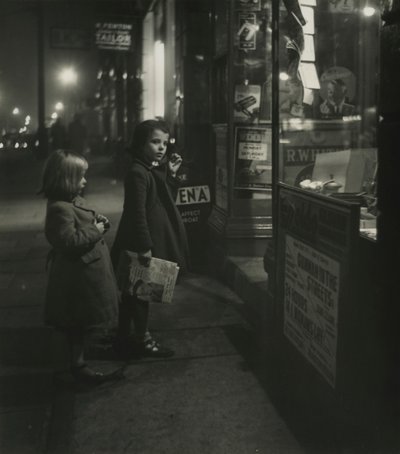 Due bambine con cappotti invernali fuori da un negozio di notte da Godfrey Macdominic