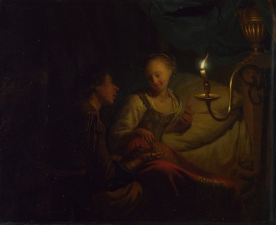 Scena alla luce di una candela. Un uomo offre una catena d