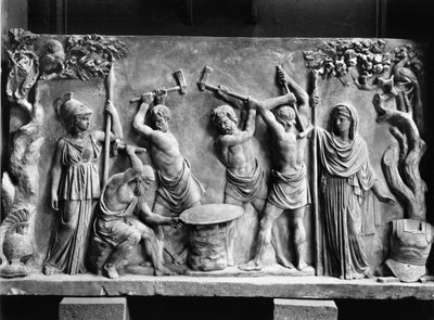 Efesto e Ciclopi che forgiano lo scudo di Achille (marmo) (foto b/n) da Greco Roman Greco Roman