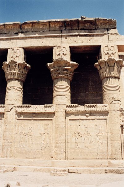 Il muro sud della Casa della Nascita Romana, o Mammisi, con rilievi che raffigurano un faraone che fa offerte agli dei e colonne sormontate da immagini di Bes, c.125 a.C.-60 d.C. da Greco Roman