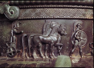 Una Quadriga e un Oplita, (dettaglio) del fregio attorno al collo del Cratere di Vix da Greek