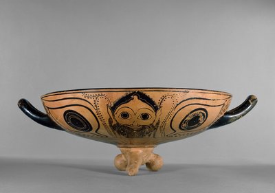 Coppa a figure nere attica decorata con un tondo con testa di Gorgone circondato da sei uomini reclinati che partecipano a un simposio, nello stile del Pittore di Andocide, c.500 a.C. da Greek