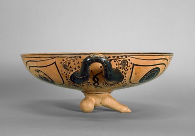 Coppa attica a figure nere decorata con un tondo con testa di Gorgone circondato da sei uomini reclinati che partecipano a un simposio, nello stile del Pittore di Andocide, c.500 a.C. da Greek