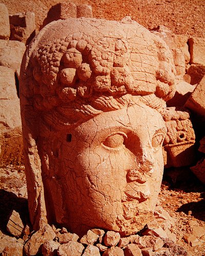 Testa colossale con le caratteristiche della dea Tyche da Greek