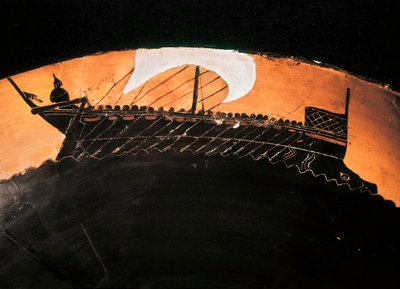 Coppa antica a figure nere con la rappresentazione di una nave greca da Greek