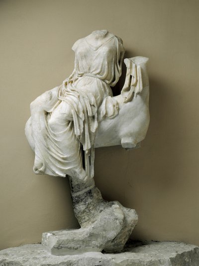 Statua femminile drappeggiata come offerta votiva, da Sorrento da Greek