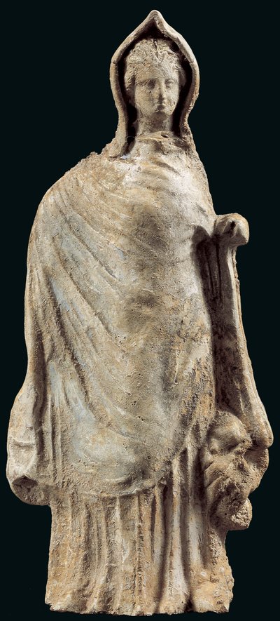 Figurina di una donna che indossa un chitone e un himation che le copre la testa, possibilmente da Myrina, Asia Minore, 250-200 a.C. da Greek