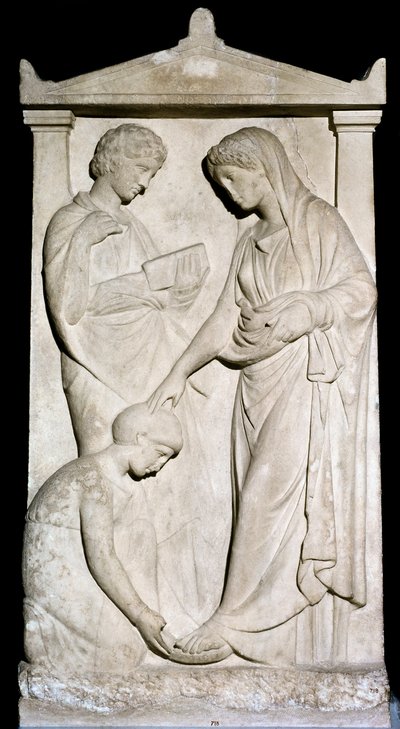 Arte greca: una domestica aiuta la sua padrona a togliersi il sandalo. Rilievo in marmo del IV secolo a.C. Atene, Museo Archeologico Nazionale da Greek