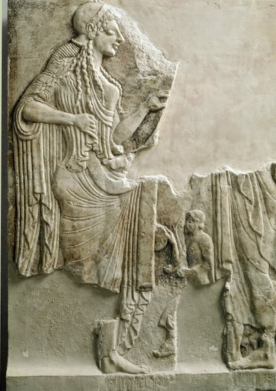 Antichità greca: una famiglia che fa un sacrificio alla dea Atena. Bassorilievo. 550 a.C. Dall