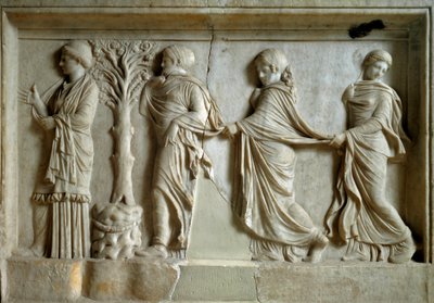 Arte greca: bassorilievo che rappresenta tre ninfe che seguono una giovane donna. II secolo a.C. Atene, Museo del Pireo da Greek
