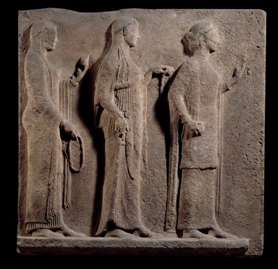 Arte greca: placca del passaggio dei Theores: faccia che rappresenta le Grazie. Basso rilievo in marmo dall