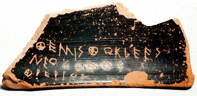 Ostrakon (frammenti di ceramica usati come schede durante le procedure di ostracismo nell