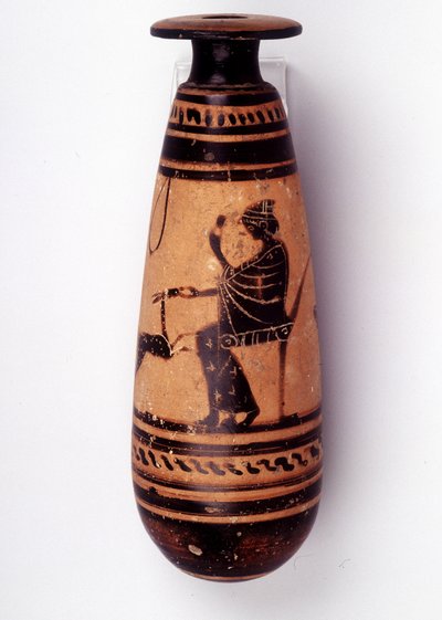 Pittura su vaso: alabastro usato per contenere il profumo: un lato raffigura una donna che gioca con un cerbiatto e tiene un fiore. Il suo cesto per la lana è dietro di lei. 500 a.C. BNF, Ufficio delle Medaglie da Greek