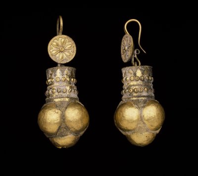 Coppia di pendenti auricolari con rosette e grappolo di globuli da Greek