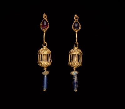 Coppia di orecchini con grandi pendenti da Greek
