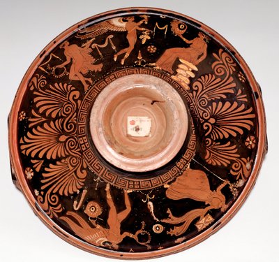 Patera con menade ed Eros (terracotta, 325-300 a.C.) da Greek