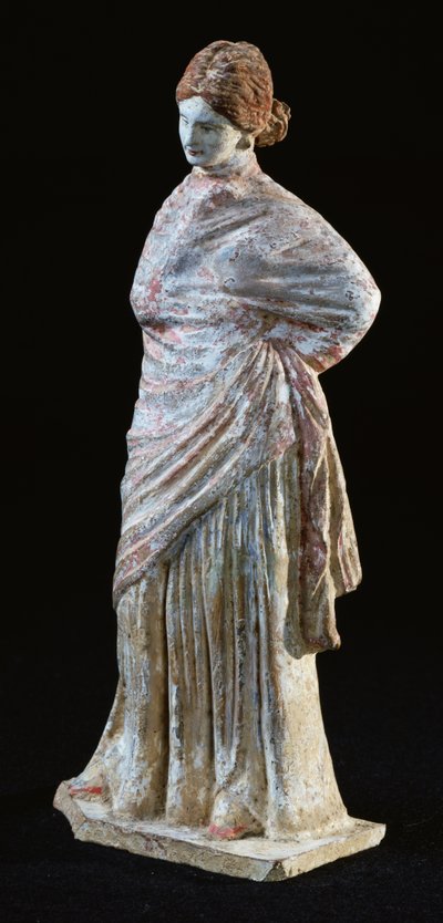 Statuetta di una donna con abiti drappeggiati, da Tanagra, Beozia da Greek