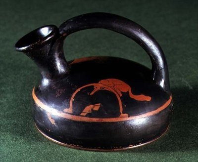 Askos a figure rosse attiche decorato con una volpe in una trappola da Greek