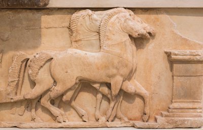 Quattro cavalli (quadriga) che tirano un carro dal fregio meridionale del Tesoro dei Sifni, costruito c.530-480 a.C. da Greek