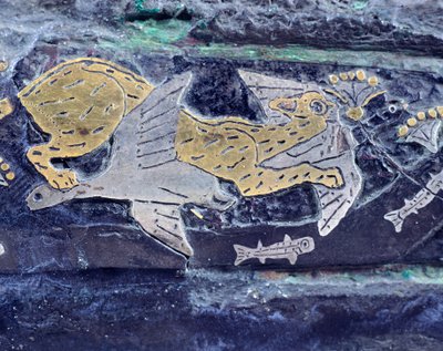 Pugnale inciso in oro, argento, bronzo e niello, dalla Tomba IV del Circolo di Micene, Grecia, dettaglio: felino che insegue uccelli, arte orafa, civiltà micenea da Greek School