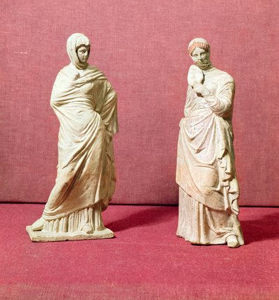 Due statue di donne in piedi, da Tanagra, c.350 a.C. da Greek School