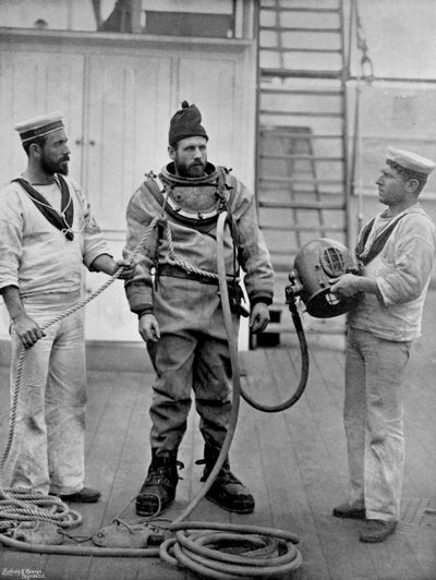 Un subacqueo della nave da guerra HMS Camperdown nel suo abito da sub, 1896 da Gregory and Co
