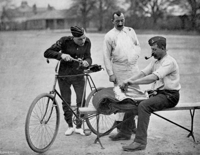 Un soldato delle 2nd Life Guards che si prepara per la parata, 1896 da Gregory and Co