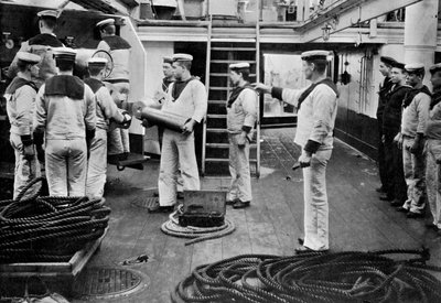 Esercitazione con un cannone a fuoco rapido da 6 pollici a bordo della corazzata HMS Resolution da Gregory and Co