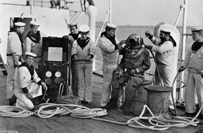 Subacqueo e il suo apparato a bordo della HMS Blake, 1896 da Gregory and Co