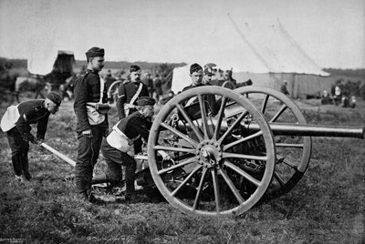 Artiglieri di artiglieria da campo in esercitazione con un cannone da 12 libbre da Gregory and Co