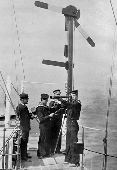 Segnalazione con il semaforo a bordo della HMS Camperdown, 1895 da Gregory and Co