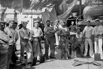 Alcuni dei fuochisti della nave da battaglia HMS Camperdown, 1896 da Gregory and Co
