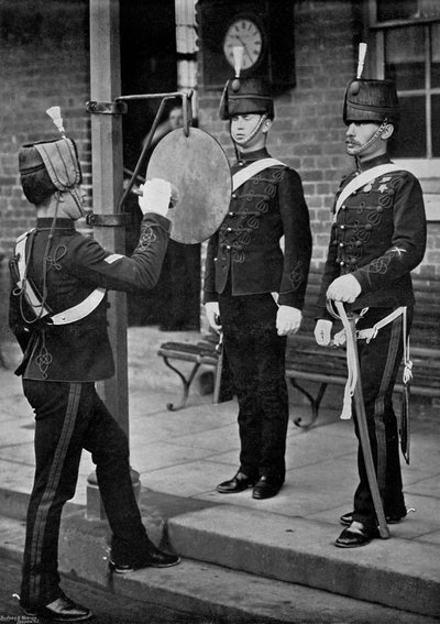 Suonare il gong al cancello principale della caserma di cavalleria di Aldershot, Hampshire, 1896 da Gregory and Co