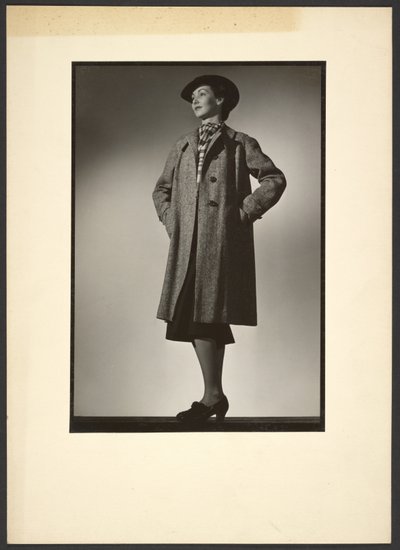 [Donna che modella il cappotto] da Günther Krampf