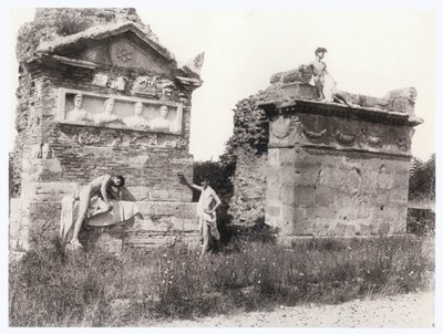 Ragazzi tra le tombe (foto) da Guglielmo (1852 1930) Plüschow