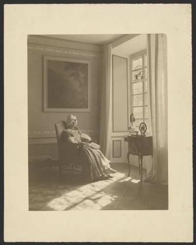 [Interno con donna seduta in costume] da Guido Rey